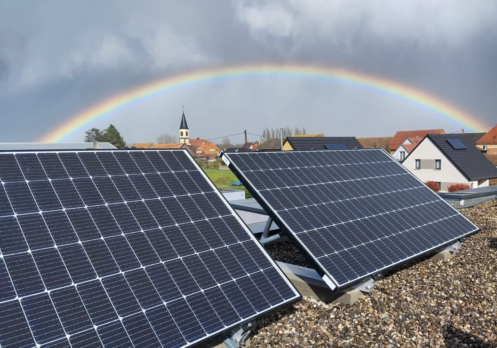 Panneaux bifaciaux sur structure inclinée pour capter plus d'énergie