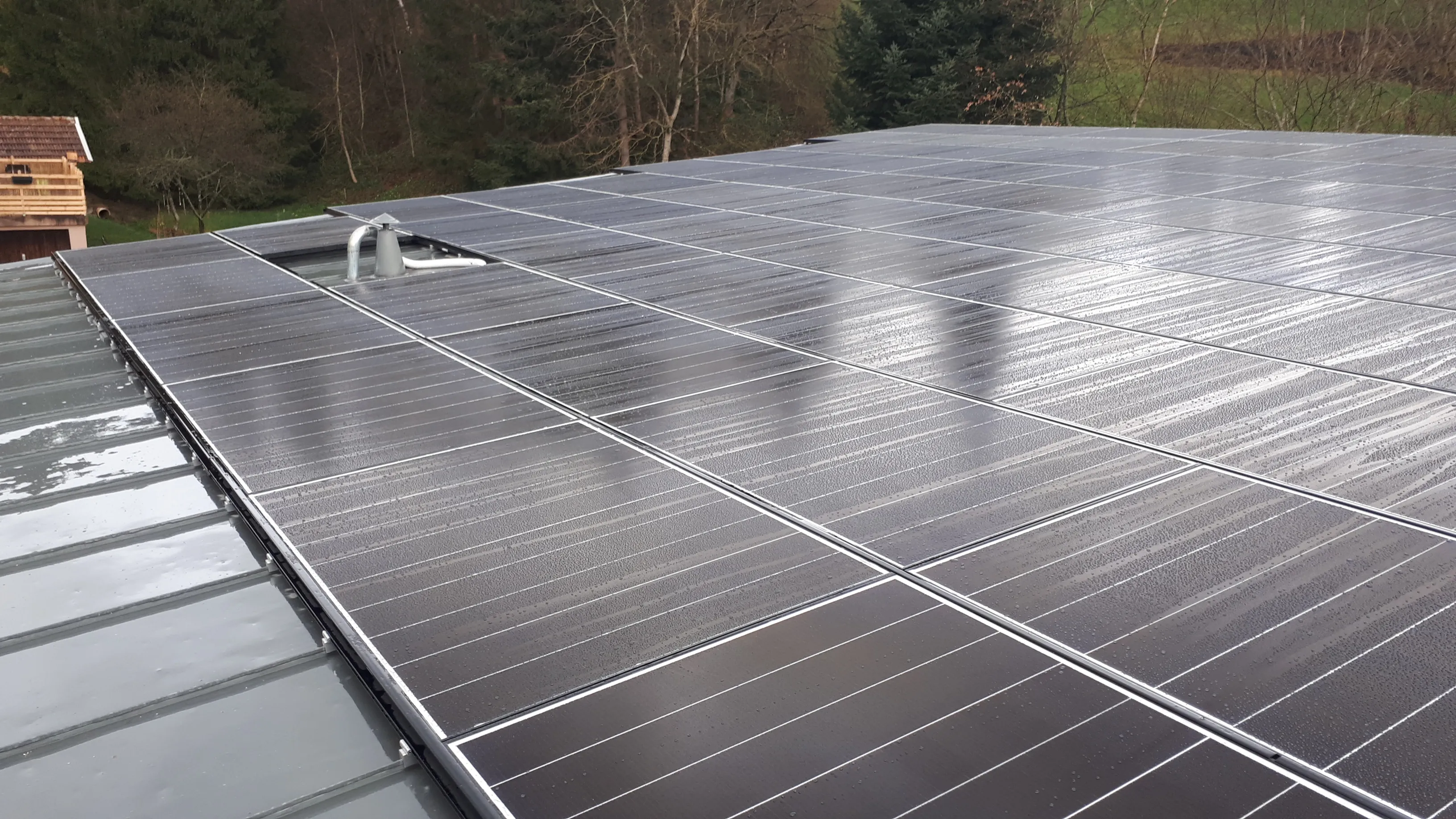 33 kWc particulier sur joint debout, 30 kWh de stockage en triphasé